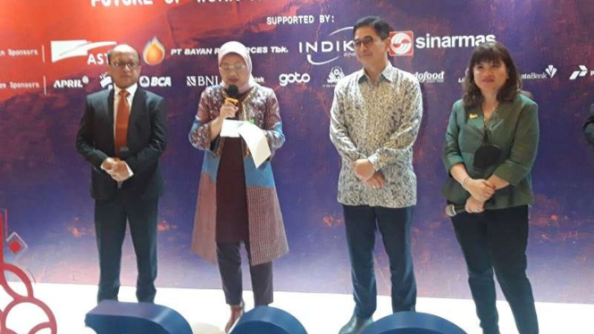 Ketua Umum Kamar Dagang dan Industri Indonesia, Arsjad Rasjid (kedua dari kanan)
