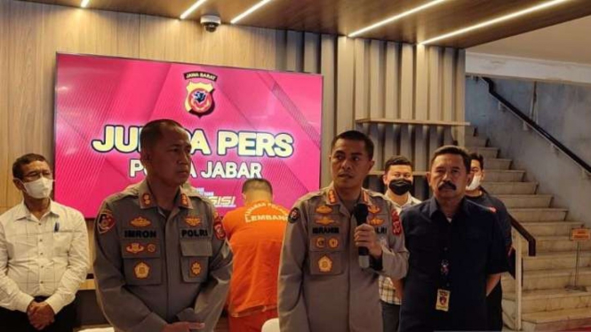 Kepala Bidang Hubungan Masyarakat Polda Jawa Barat Kombes Pol Ibrahim Tompo saat konferensi pers tentang kasus penikaman purnawirawan TNI di Polda Jawa Barat, Kota Bandung, Jawa Barat, Kamis, 18 Agustus 2022.