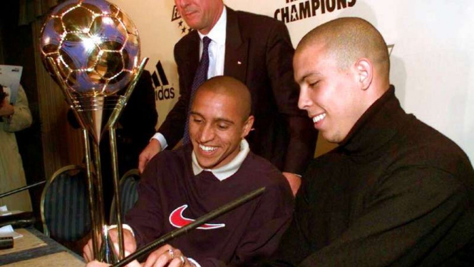 Legenda Timnas Brasil, Roberto Carlos (kiri) bersama Ronaldo