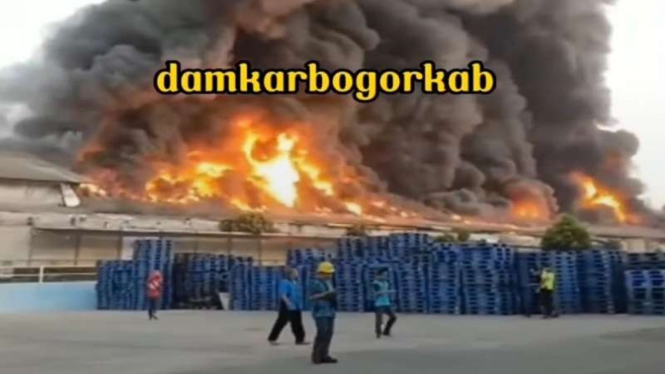 Kebakaran pabrik di Gunungputri Bogor