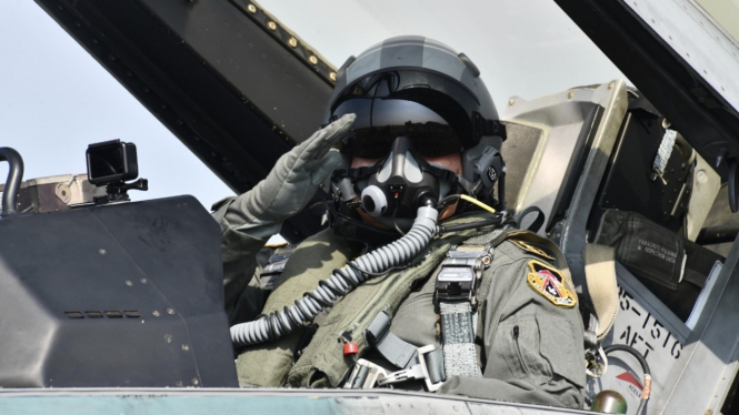 VIVA Militer: Kasad Jenderal TNI Dudung Abdurachman naik pesawat tempur F-16