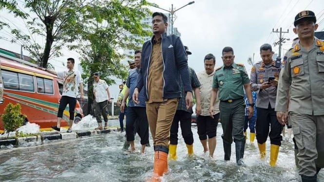 Wali Kota Medan Bobby Nasution meninjau banjir di Kota Medan