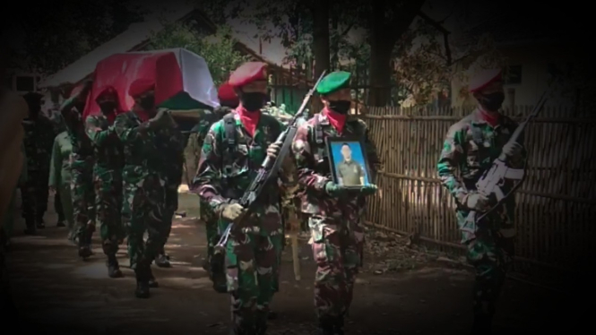 VIVA Militer: Prosesi pemakaman militer Praka Ismal.