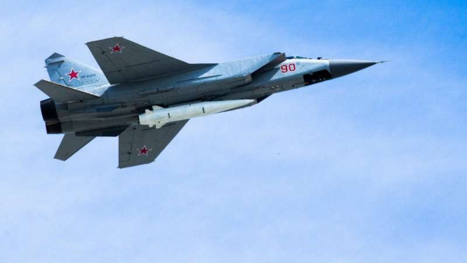 Jet tempur Rusia jenis Force MiG-31K lepas landas dari lapangan udara di Rusia
