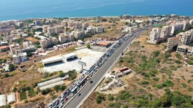 Kemacetan lalu lintas yang disebabkan oleh mobil-mobil yang mengantre untuk mengisi bahan bakar terlihat di Damour, Lebanon 21 Agustus 2021. Gambar diambil dengan drone.