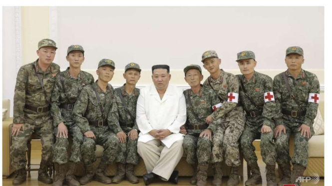 Kim Jong Un berfoto dengan tenaga medis militer Korea Utara