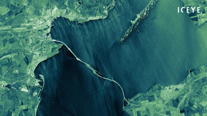 Citra satelit ICEYE menunjukkan Jembatan Selat Kerch.