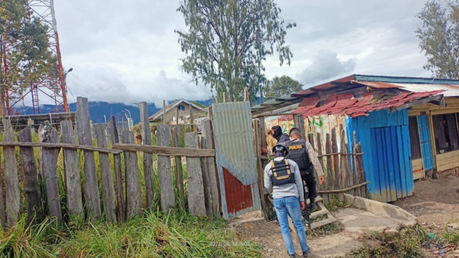 Aparat gabungan TNI-Polri sisir sarang Kelompok Kriminal Bersenjata (KKB) di Intan Jaya Papua.