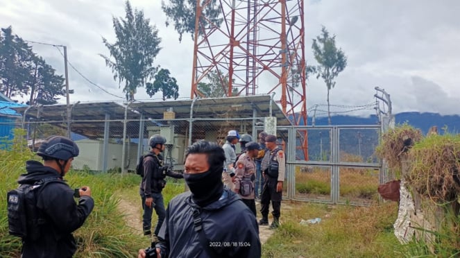 Aparat gabungan TNI-Polri sisir sarang Kelompok Kriminal Bersenjata (KKB) di Intan Jaya Papua.