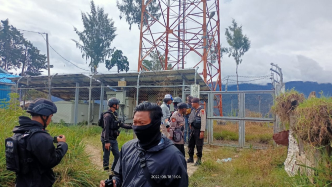 Aparat gabungan TNI-Polri sisir sarang Kelompok Kriminal Bersenjata (KKB) di Intan Jaya Papua.