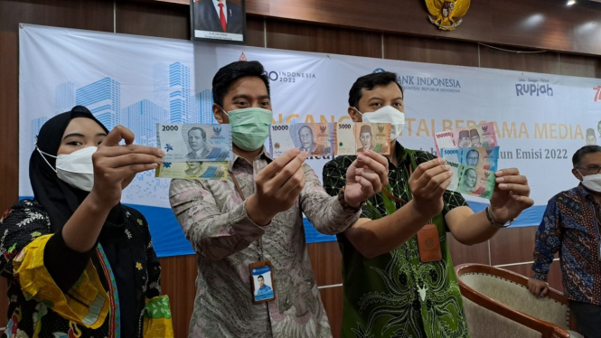 BI Malang menunjukkan uang baru alias uang tahun emisi 2022.