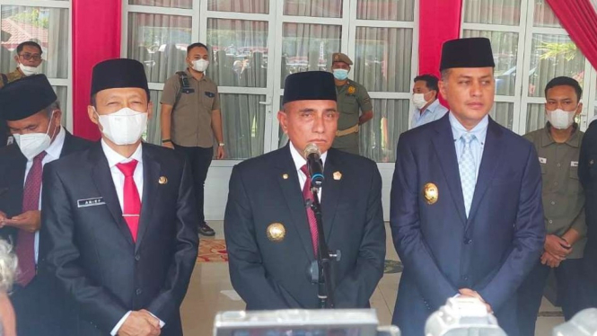 Gubernur Sumatera Utara Edy Rahyamadi (tengah) dan wakilnya, Musa Rajekshah (kanan) di depan Aula Tengku Rizal Nurdin, Rumah Dinas Gubernur Sumatera Utara, di Medan, Jumat, 19 Agustus 2022.