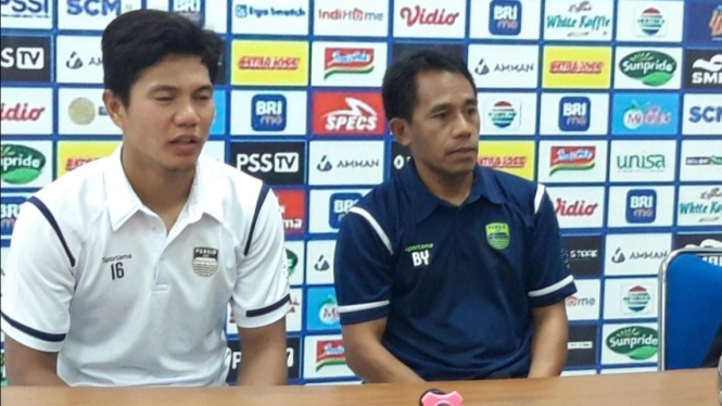 Pelatih sementara Persib, Budiman, bersama bek Achmad Jufriyanto. 