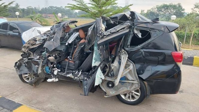 Mobil Toyota Innova yang ditumpangi Hermanto Dardak.