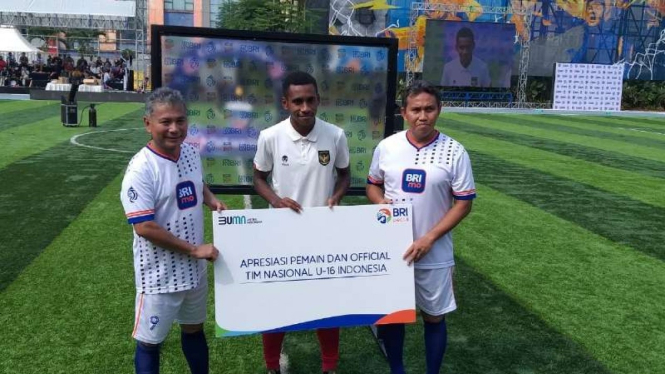 Dirut BRI Sunarso saat memberikan Rp1 Miliar kepada Timnas Indonesia U16.