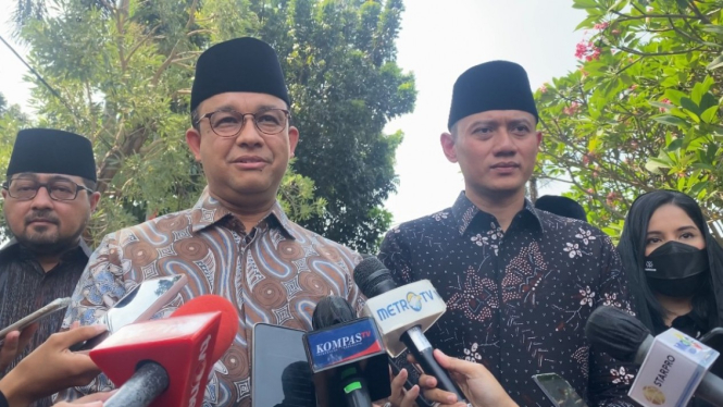 Gubernur DKI Jakarta, Anies Baswedan melayat ke rumah duka Almarhum Hermanto Dardak.