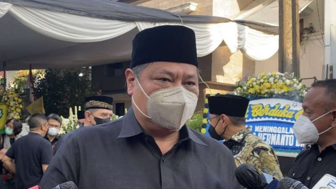 Airlangga Hartarto saat melayat ke rumah duka Hermanto Dardak