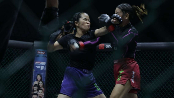 Anggie Mandagi vs Stella Devia di Fight Night 61 One Pride MMA
