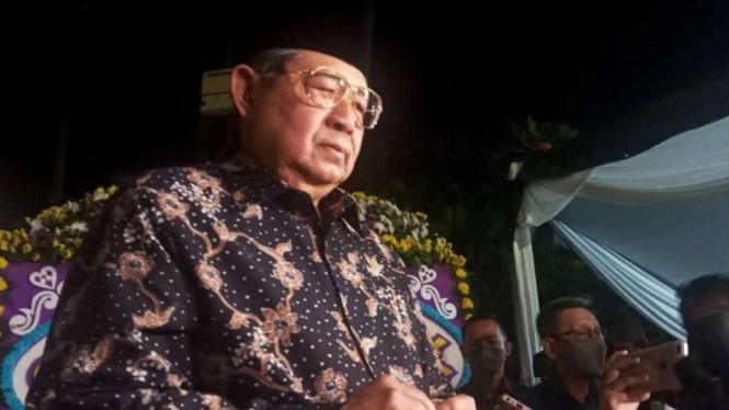 Presiden ke-6 RI Susilo Bambang Yudhoyono (SBY) saat memberikan keterangan kepada wartawan di rumah duka Wakil Menteri Pekerjaan Umum periode 2010-2014 Achmad Hermanto Dardak, Jakarta, Sabtu, 20 Agustus 2022.
