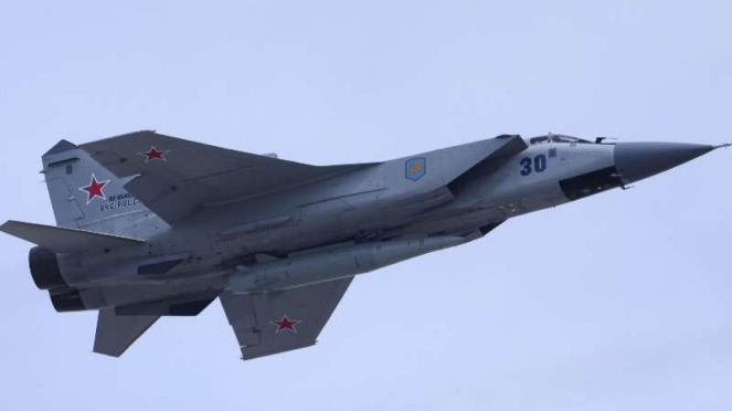 Rusia desplaza aviones de combate con bombas nucleares, 3 países de la OTAN entran en pánico