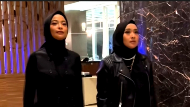 Gaya bassist Kotak, Chuaa kenakan hijab bareng Tantri Kotak.