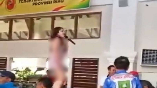 Wanita berpakaian seksi menari di atas meja Turnamen Golf Gubernur Riau