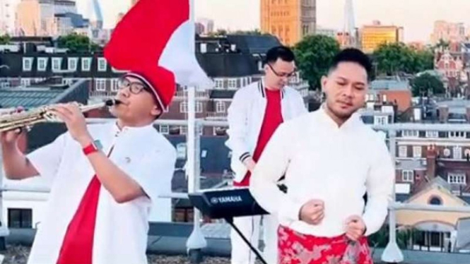 Dubes RI Desra Percaya memainkan melodi Merah Putih dengan saxophone