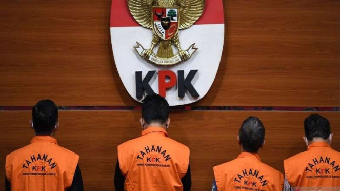 Rektor Universitas Lampung (Unila) Karomani (kedua kanan) jadi tersangka di KPK