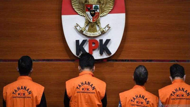 Rektor Universitas Lampung (Unila) Karomani (kedua kanan) jadi tersangka di KPK