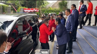 Gak Patuh Lapor Kekayaan ke Negara, Mengejutkan Lihat Mobil Hasto Kristiyanto