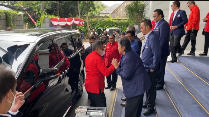 Sekjen DPP PDIP Hasto Kristiyanto temani Puan Maharani ke DPP Nasdem.