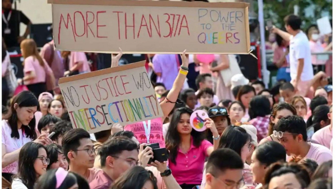Warga Singapura saat undang-undang larangan hubungan sesama jenis dihapuskan