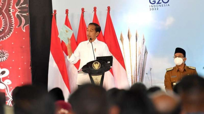 Presiden Jokowi saat bagikan sertifikat untuk rakyat di Sidoarjo