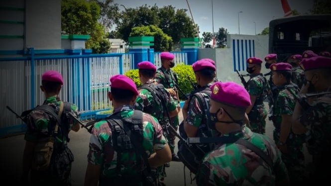 VIVA Militer: Pasukan Marinir TNI di Kantor BMKG Juanda.