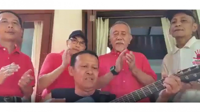5 orang bapak membawakan lagu yang mengandung lirik ‘Polisi Tembak Polisi'