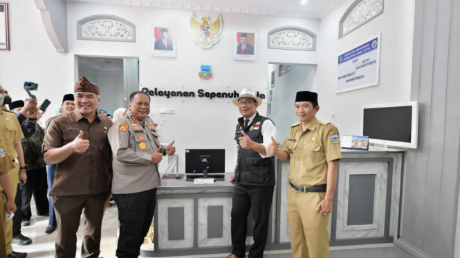 Gubernur Jawa Barat Ridwan Kamil saat meresmikan Kantor Desa Cinta, Kecamatan Karangtengah, Garut, Senin (22/8/2022). 