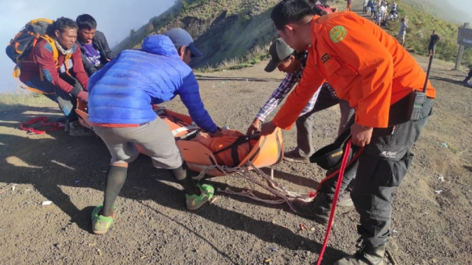 Tim SAR mengevakuasi jenazah turis kelahiran Israel yang jatuh di puncak Gunung Rinjani, Lombok, Senin, 22 Agustus 2022 .