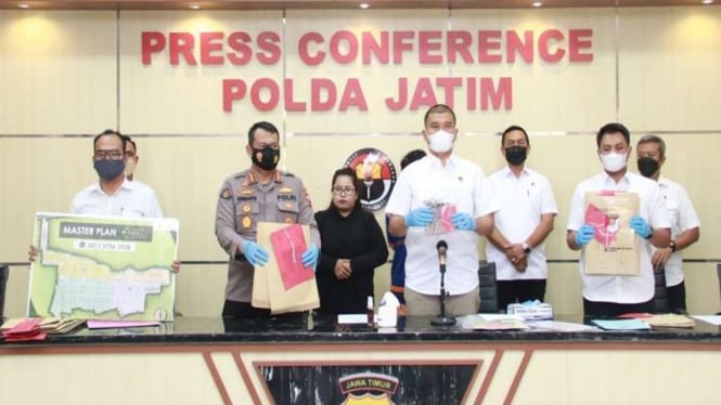 Polisi merilis kasus mafia tanah di Markas Polda Jatim