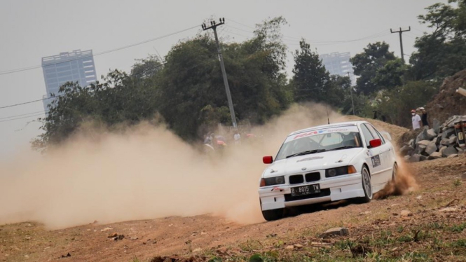 Pembalap Aria Ramadhan bersama M. Raditya di Meikarta Kejurnas Sprint Rally