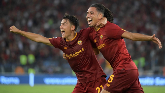 Pemain AS Roma, Paulo Dybala dan Chris Smalling, rayakan gol