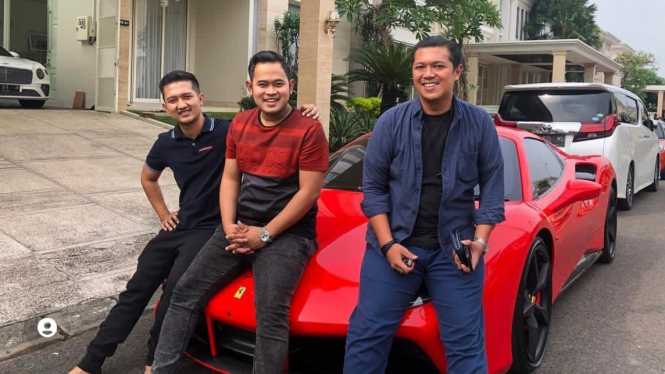 Tom Liwafa bersama Juragan 99 dan Ferrari 488