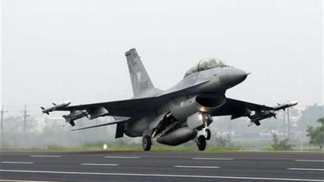 VIVA Militer: Pesawat tempur Hawk 100/200 Skadron Udara 12 TNI AU
