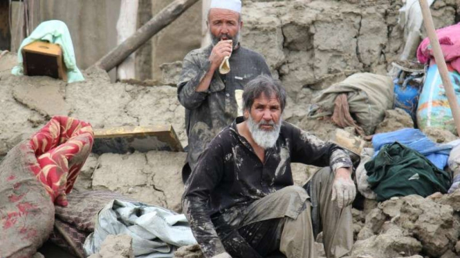 Warga di Afghanistan kelelahan membersihkan rumah mereka usai banjir surut