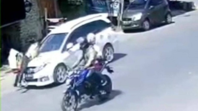 Tangkapan Layar Video Viral Polisi di Gowa Diseret Mobil saat lakukan razia pajak