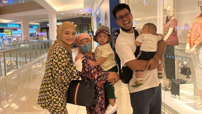 Nathalie Holscher bersama Baby Adzam dan Frans Faisal serta Oma Gala Sky