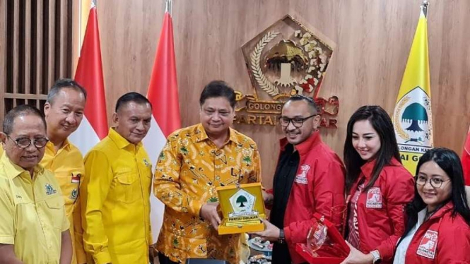 PSI menyambangi kantor Golkar.