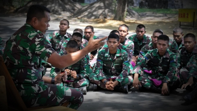 VIVA Militer: Danpasmar 2, Brigjen TNI Suherlan dan tamtama remaja.