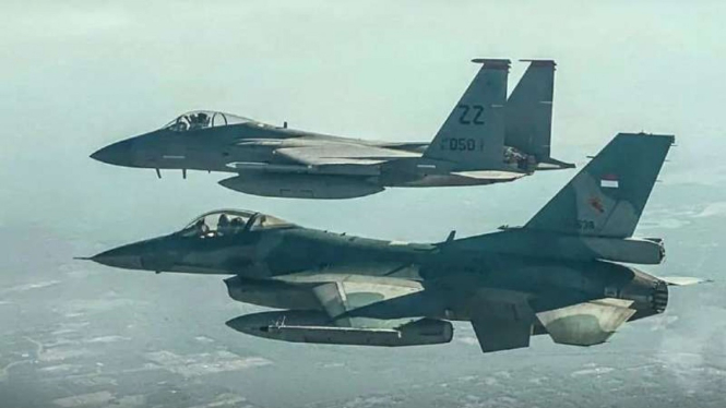 VIVA Militer: Jet tempur F-16 Fighting Falcon TNI AU manuver di depan pesawat AS