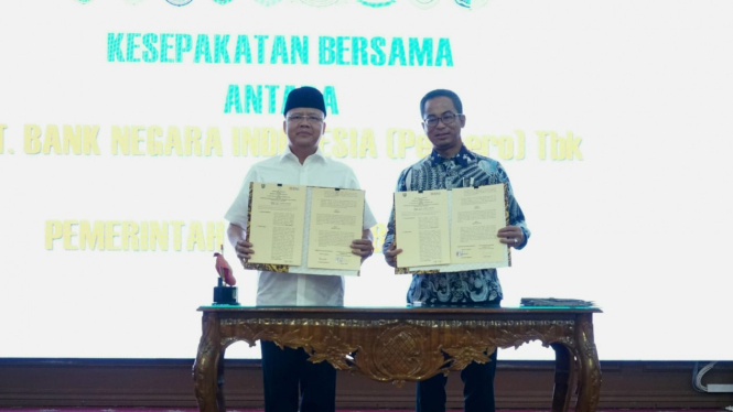 Kejasama BNI dan Pemrov Bengkulu -- (Ki-ka) Gubernur Provinsi Bengkulu Rohidin Mersyah dan Direktur Layanan dan Jaringan BNI Ronny Venir dalam Penandatanganan Kesepakatan Bersama Implementasi Smart Province di Bengkulu, Rabu (24/08/2022).