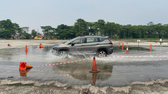 Test drive Mitsubishi New Xpander Cross.